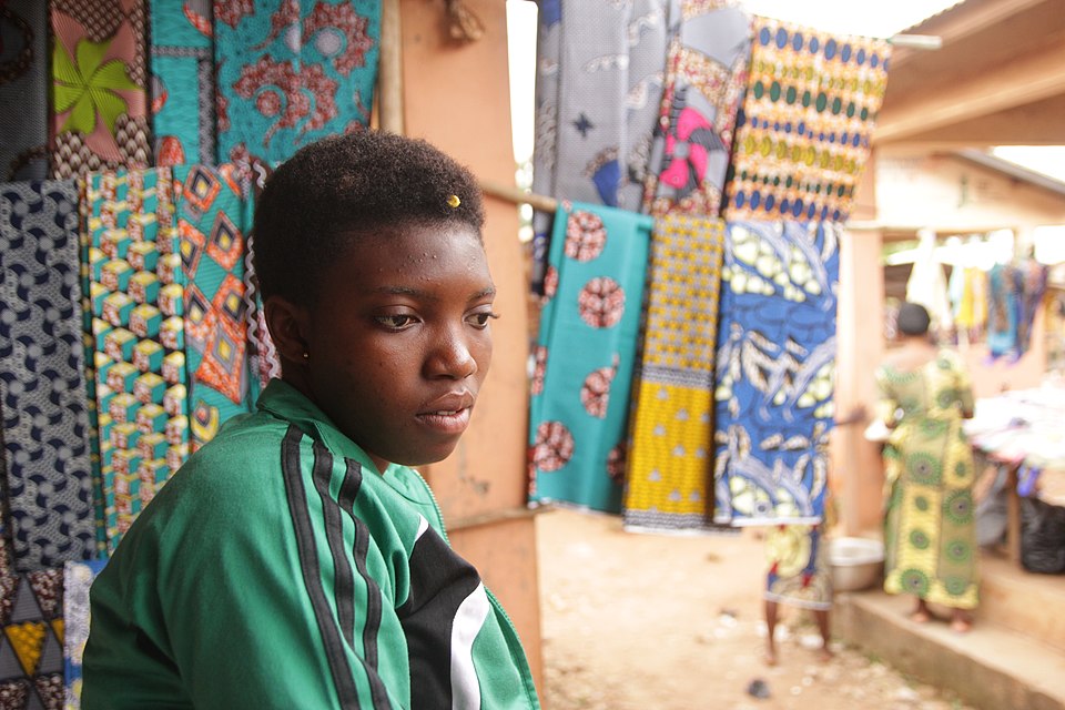 市場で布地を売る少女(ベナン)