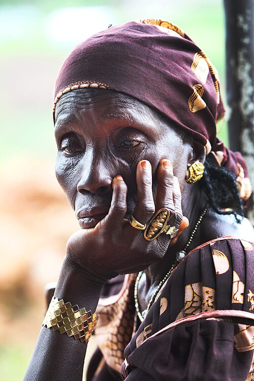 伝統衣装をまとう女性(シエラレオネ)