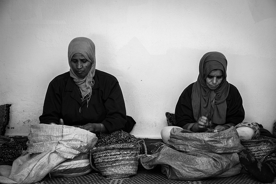 アルガンの実を割る女性たち(モロッコの協同組合)