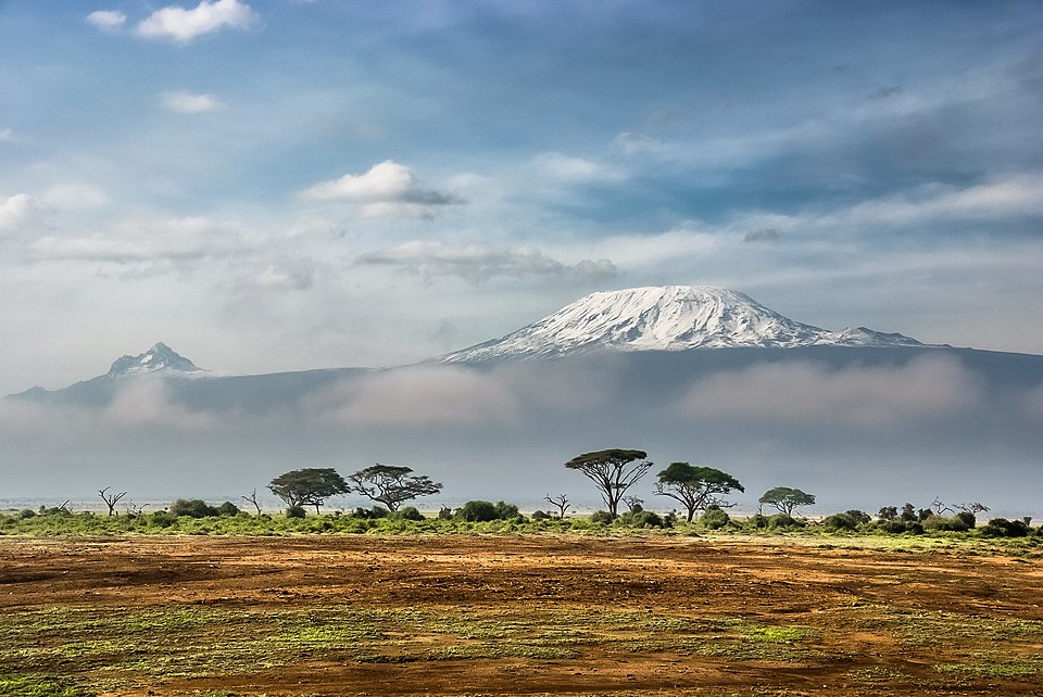 アフリカ最高峰キリマンジャロ山の遠景(タンザニア)