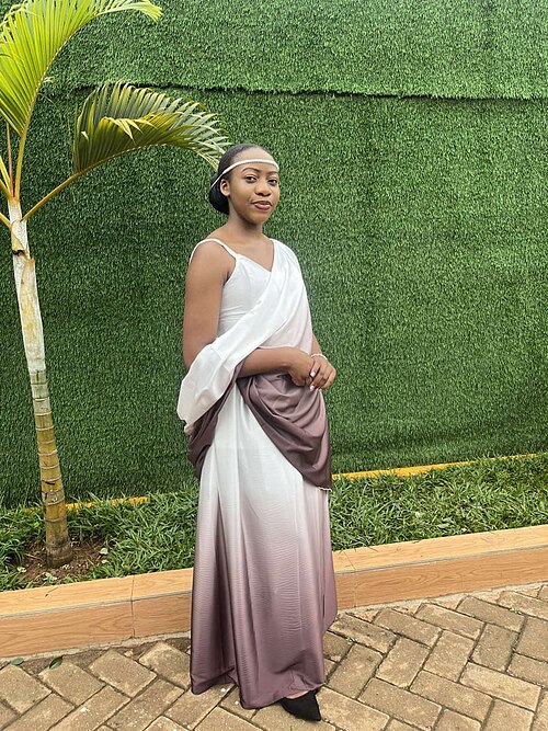 ウムシャナナをまとう女性(ルワンダ)