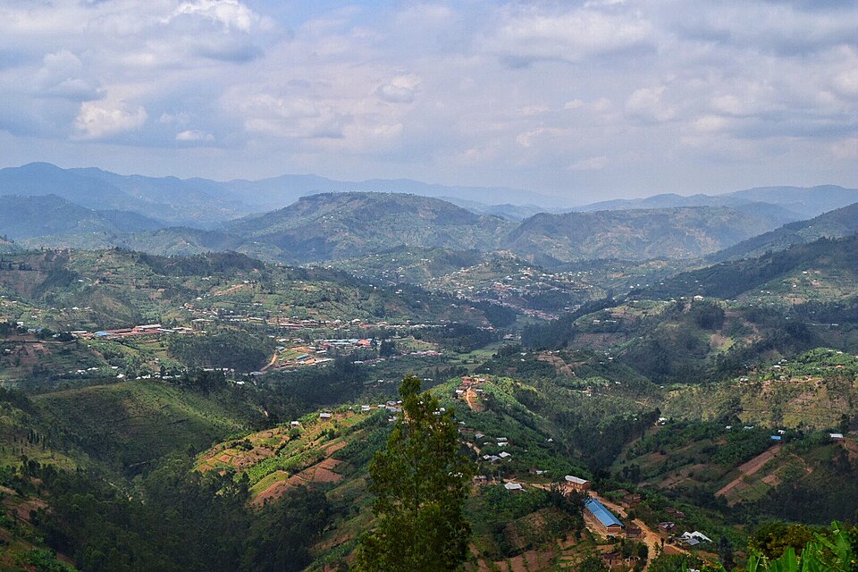 ルワンダ西部の丘陵地帯の風景